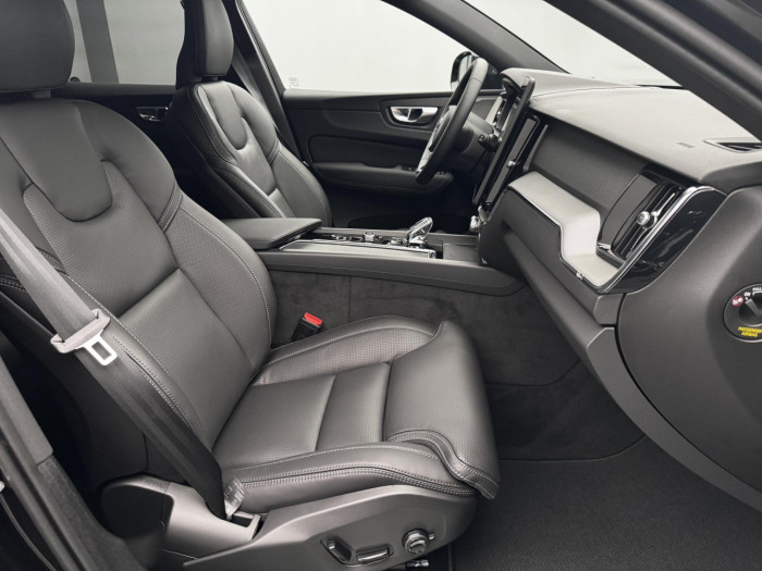 Volvo XC60 B5 AWD AUT PLUS BLACK EDITION na operativní leasing