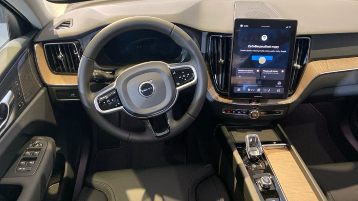 Volvo XC60 PLUS DARK, B5 AWD, 184+10 kW / 250+14 HP na operativní leasing