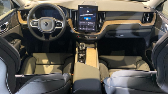 Volvo XC60 PLUS DARK, B5 AWD, 184+10 kW / 250+14 HP na operativní leasing