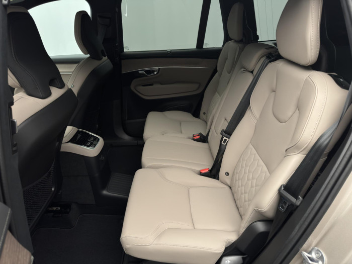 Volvo XC90 T8 AWD Plug-in ULTRA DARK 7m na operativní leasing