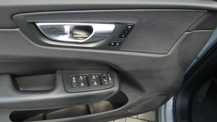 Volvo XC60 B4 mHEV AWD Plus Dark na operativní leasing