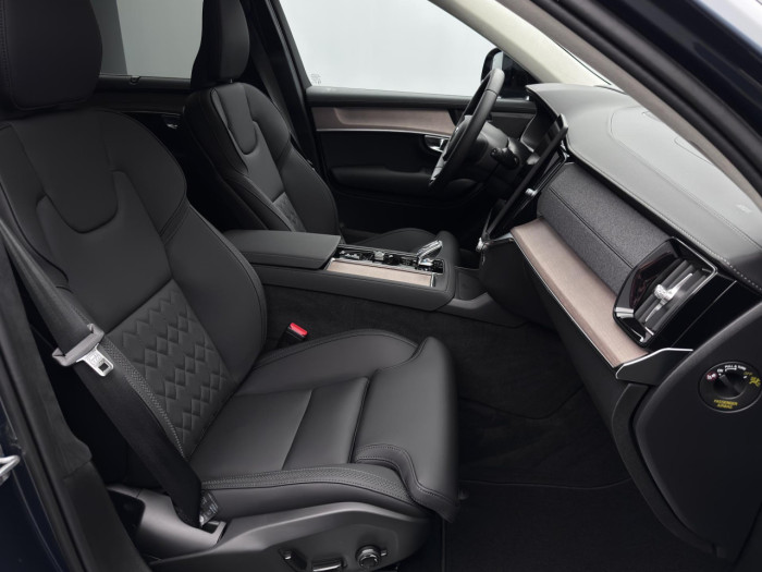 Volvo XC90 T8 AWD Plug-in ULTRA DARK 7m na operativní leasing