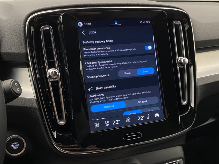 Volvo XC40 B4 AUT DARK PLUS na operativní leasing