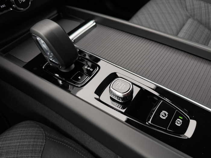 Volvo XC60 B5 AWD AUT CORE na operativní leasing