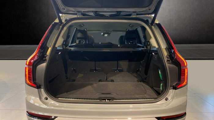 Volvo XC90 PLUS DARK, T8 AWD, 228+107 kW / 310+145 HP na operativní leasing