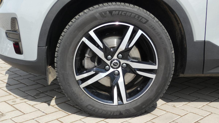 Volvo XC40 B3 Plus Dark na operativní leasing