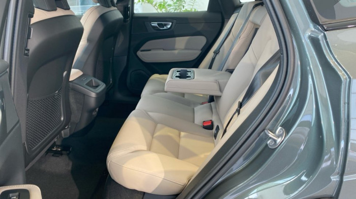 Volvo XC60 PLUS BRIGHT, B5 AWD, 184+10 kW / 250+14 HP na operativní leasing