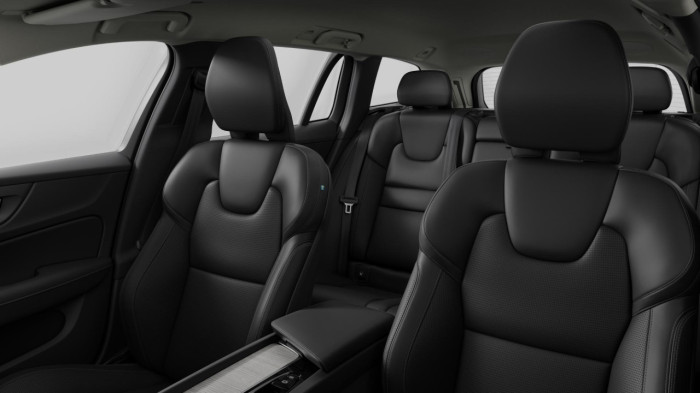 Volvo V60 B4 AUT DARK PLUS na operativní leasing