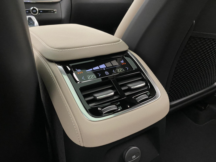 Volvo XC90 T8 AWD Plug-in BRIGHT ULTRA na operativní leasing