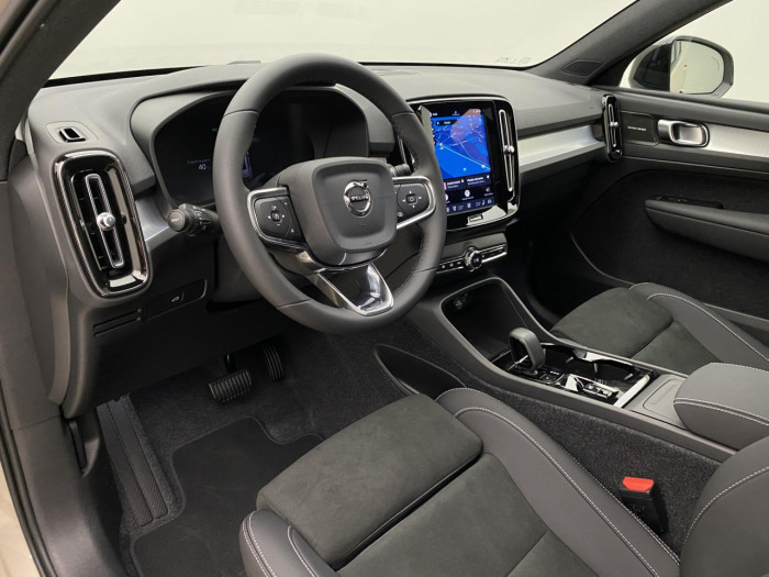 Volvo XC40 B3 AUT DARK PLUS na operativní leasing