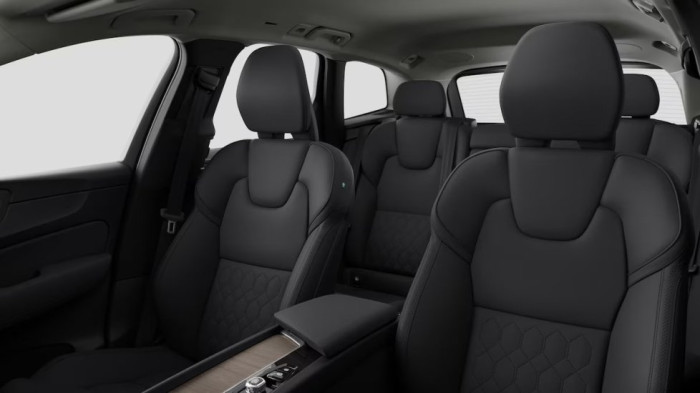 Volvo XC60 PLUS BRIGHT, B5 AWD, 184+10 kW / 250+14 HP na operativní leasing