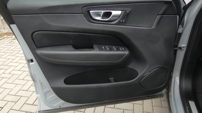 Volvo XC60 B4 mHEV AWD Plus Dark na operativní leasing