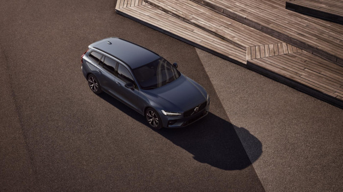 Volvo V60 B4 AUT DARK PLUS na operativní leasing