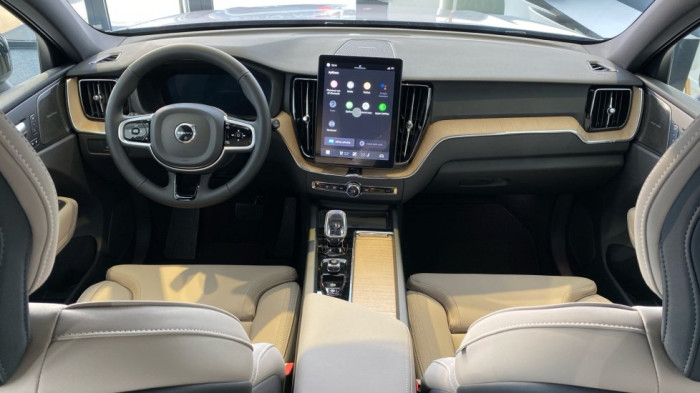 Volvo XC60 PLUS DARK, B5 AWD, 184+10 kW / 250+14 HP na operativní leasing