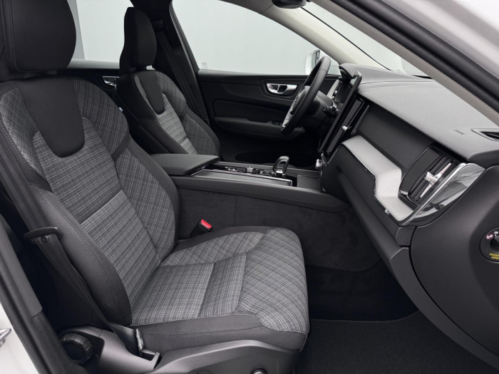 Volvo XC60 B5 AWD AUT ESSENTIAL na operativní leasing