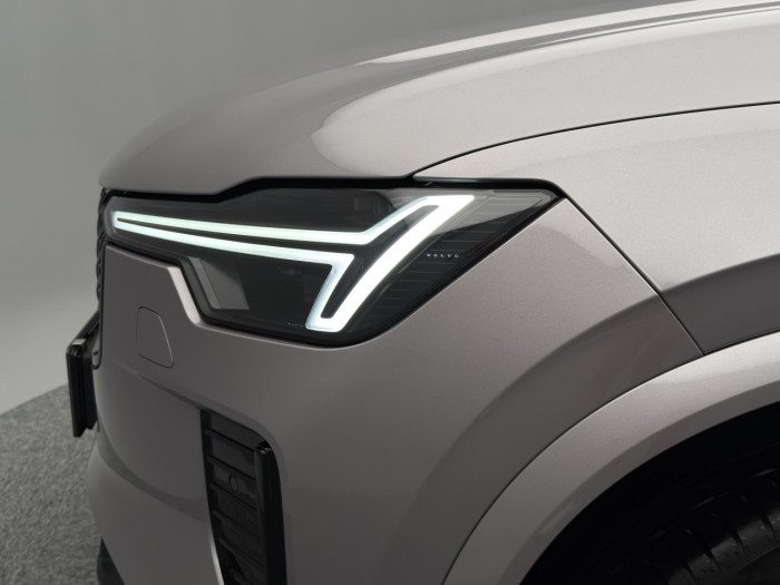 Volvo XC90 T8 AWD Plug-in DARK PLUS 7m na operativní leasing