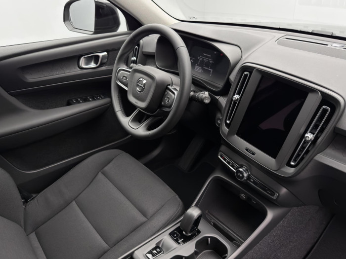 Volvo XC40 B3 AUT ESSENTIAL na operativní leasing