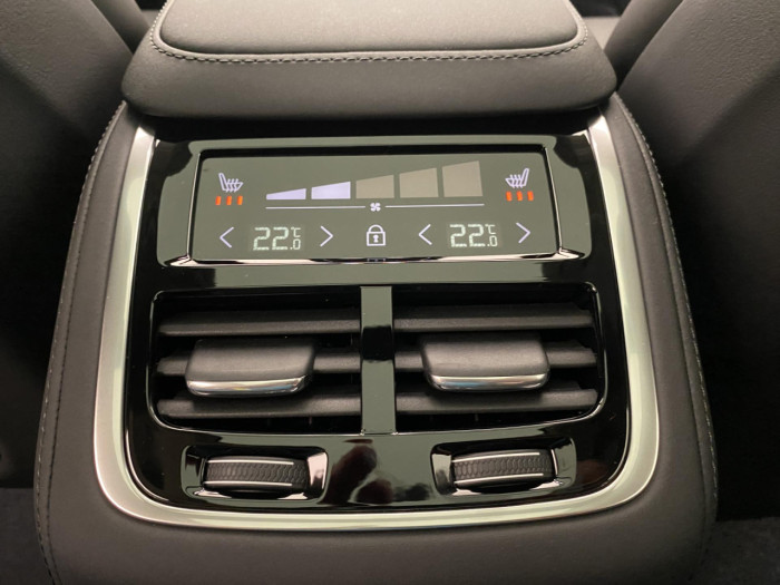 Volvo XC90 T8 AWD Plug-in DARK PLUS 7m na operativní leasing