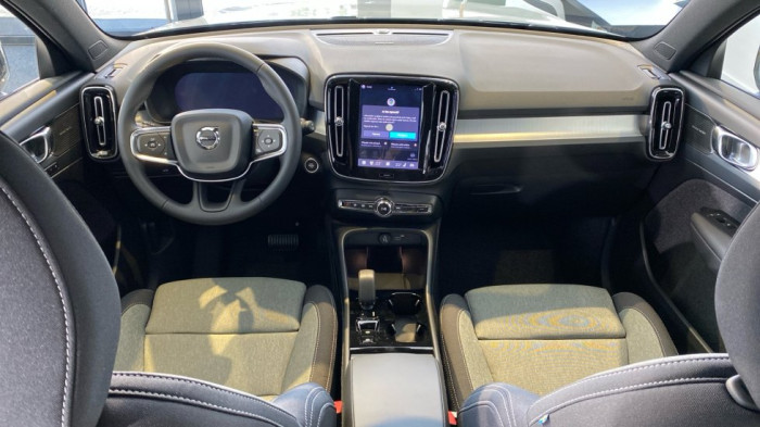 Volvo XC40 PLUS BLACK EDITION, B4 FWD, 145+10 kW / 197+14 HP na operativní leasing