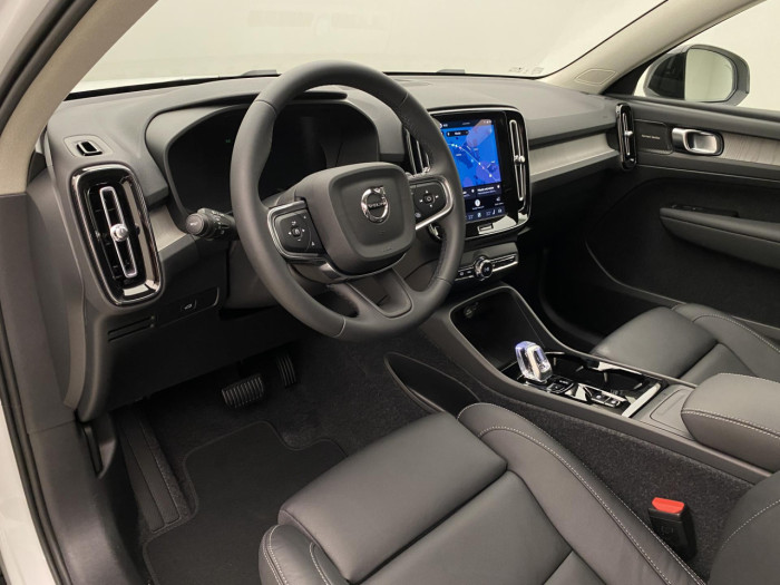 Volvo XC40 B4 AUT DARK PLUS na operativní leasing