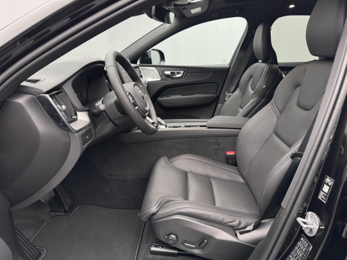 Volvo XC60 B5 AWD AUT PLUS BLACK EDITION na operativní leasing