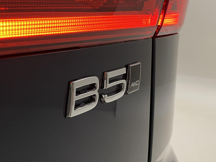 Volvo XC60 B5 AWD AUT DARK PLUS na operativní leasing