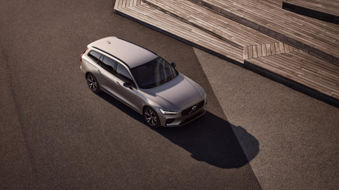 Volvo V60 B4 AUT DARK PLUS na operativní leasing