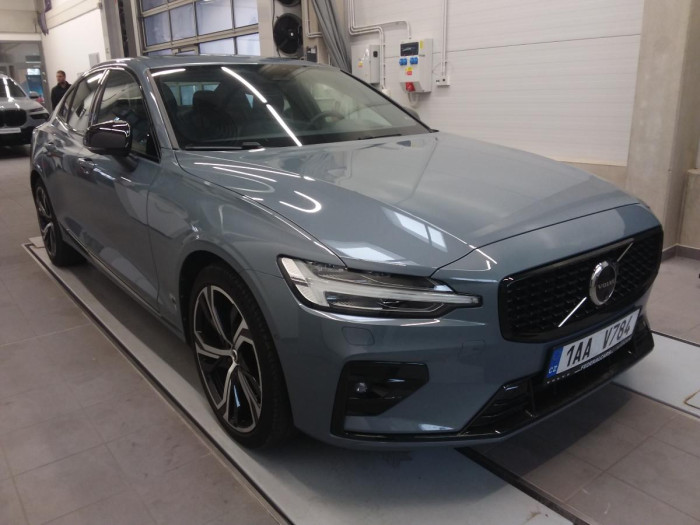 Volvo S60 B5 AWD Ultimate Dark na operativní leasing