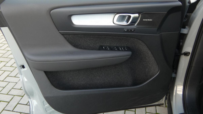 Volvo XC40 B3 PLUS DARK DCT na operativní leasing