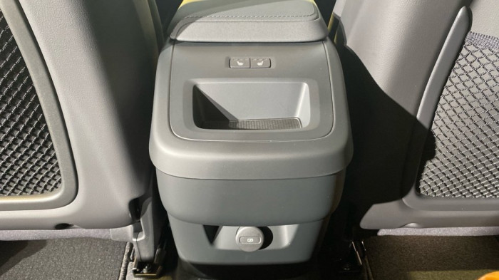 Volvo XC60 PLUS DARK, B5 AWD, 184+10 kW / 250+14 HP na operativní leasing