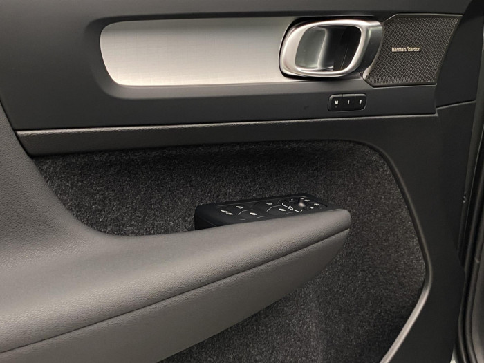 Volvo XC40 B4 AUT DARK PLUS na operativní leasing