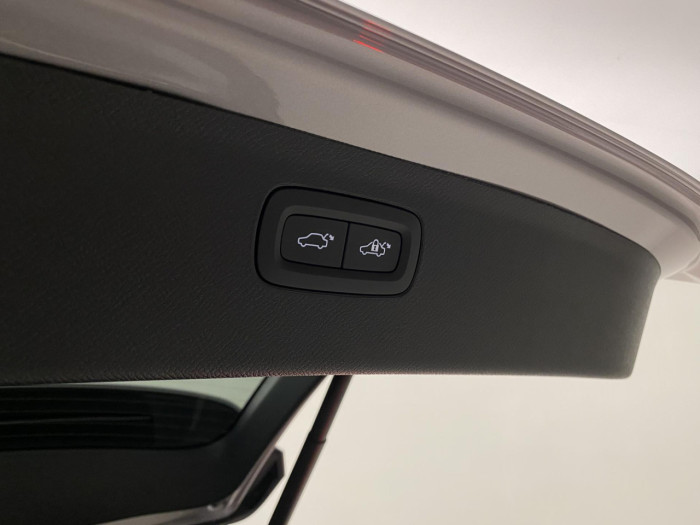 Volvo XC90 T8 AWD RECHARGE DARK PLUS 7m na operativní leasing