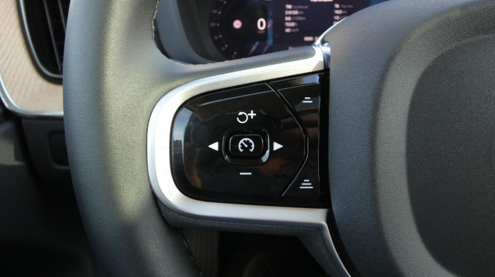 Volvo XC60 T8 Plug-In Hybdrid AWD aut. Ul na operativní leasing