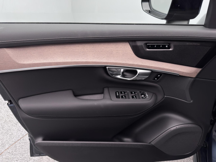 Volvo XC90 T8 AWD Plug-in ULTRA DARK 7m na operativní leasing