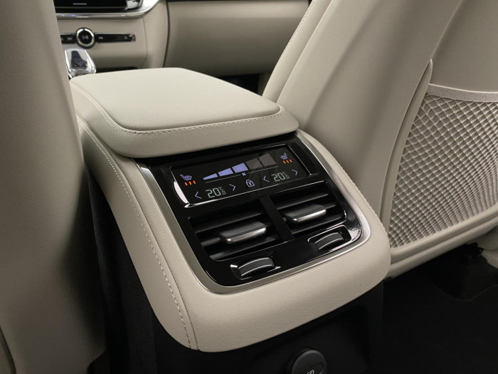 Volvo XC90 T8 AWD Plug-in BRIGHT PLUS 7m na operativní leasing