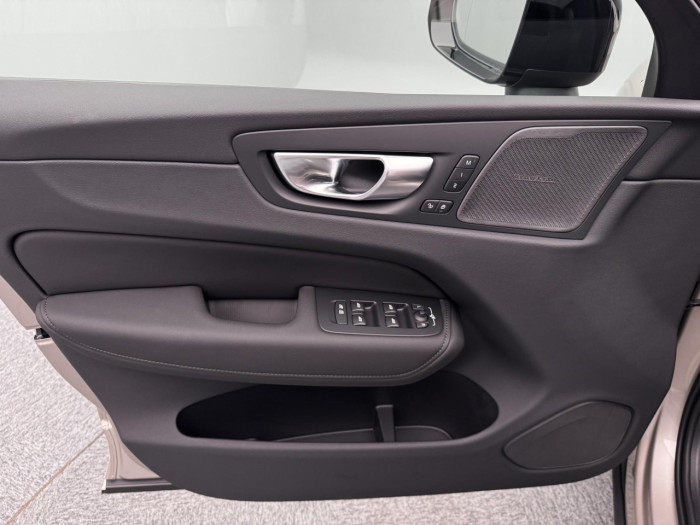 Volvo XC60 B5 AWD AUT DARK ULTRA na operativní leasing