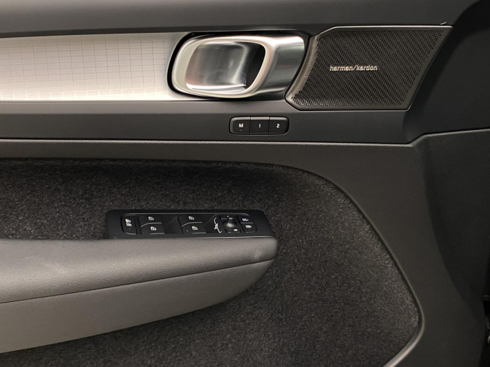 Volvo XC40 B3 AUT DARK PLUS na operativní leasing