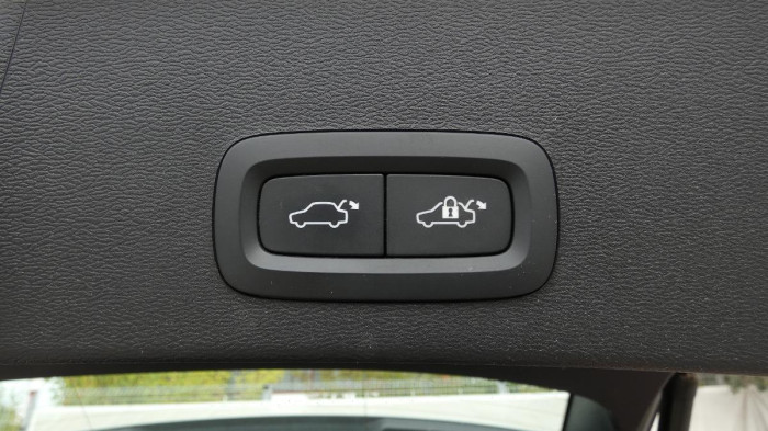 Volvo XC40 B3 PLUS DARK na operativní leasing