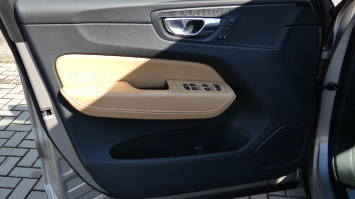 Volvo XC60 B5 AWD Plus Bright Auto na operativní leasing