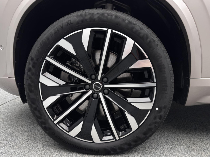 Volvo XC90 T8 AWD Plug-in DARK PLUS 7m na operativní leasing