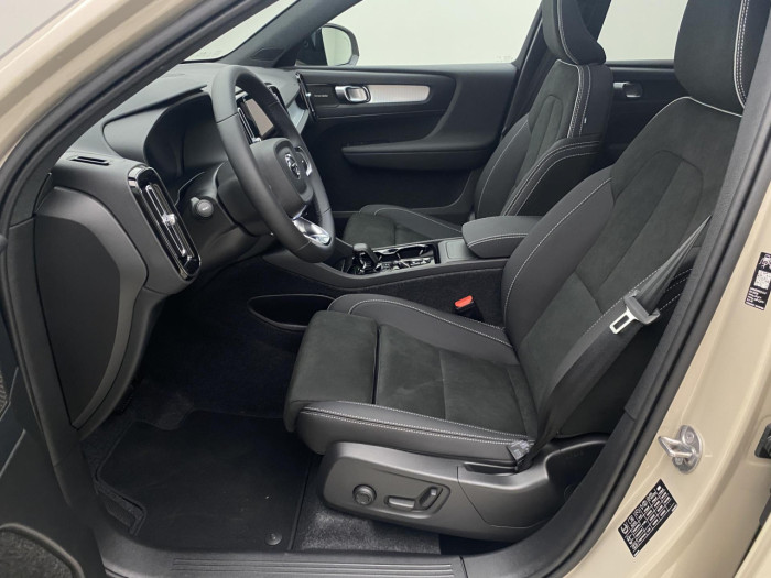 Volvo XC40 B3 AUT DARK PLUS na operativní leasing