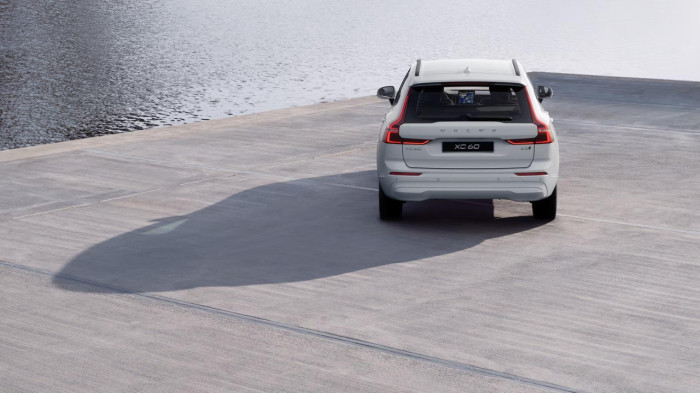 Volvo XC60 B5 AWD AUT ESSENTIAL na operativní leasing