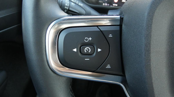 Volvo XC40 T2 FWD Momentum Core na operativní leasing