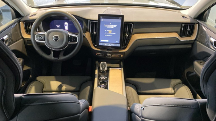Volvo XC60 PLUS DARK, B5 AWD, 184+10 kW / 250+14 HP na operativní leasing