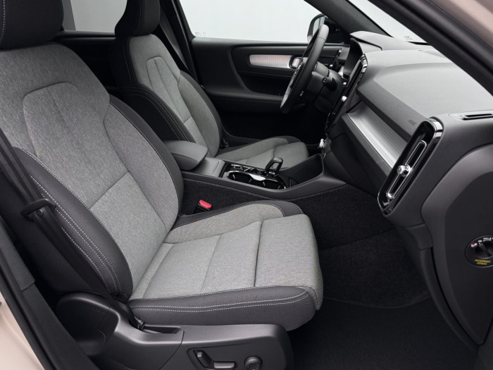 Volvo XC40 B3 AUT DARK PLUS na operativní leasing