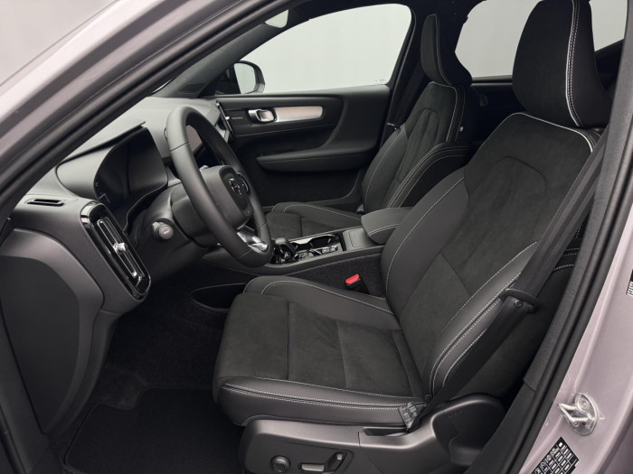 Volvo XC40 B3 AUT DARK PLUS na operativní leasing