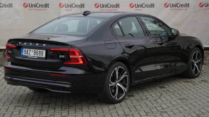 Volvo S60 B5 AWD Ultimate Dark na operativní leasing