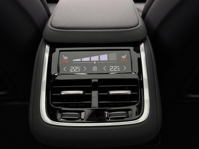 Volvo XC90 B5 AWD AUT DARK ULTRA 7-míst na operativní leasing