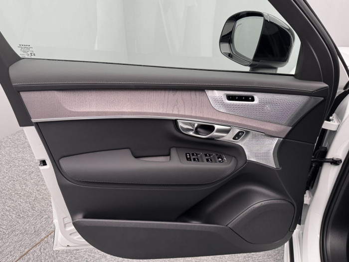 Volvo XC90 B5 AWD AUT DARK ULTRA 7-míst na operativní leasing