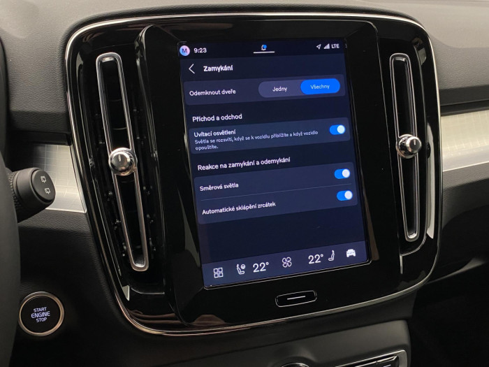 Volvo XC40 B3 AUT DARK PLUS na operativní leasing